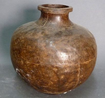 null 
Vase pansu en métal


H. 32 cm D. 31 cm
