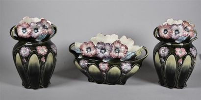 null FIVES à Lille Garniture en barbotine à décor floral comprenant deux vases balustre...