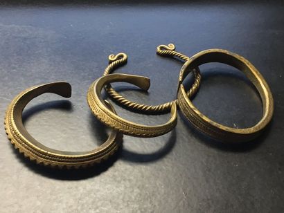 null Lot de quatre petits bracelets ethniques en bronze Travail africain de la première...