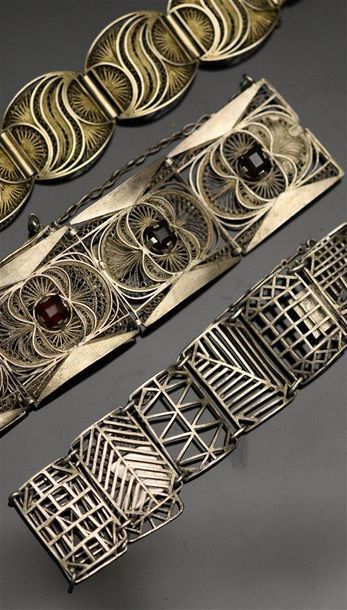 null Lot de trois bracelets plaquettes en métal argenté et doré à décor de filigranes...