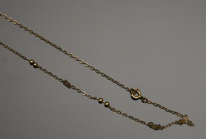null Petite chaîne en or jaune 18K (750°/°°) à décor de perles alternées Poids: 2,1...