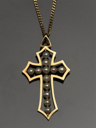 null Chaîne et pendentif en forme de croix pattée à alignement central de perles...
