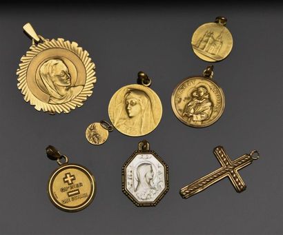 null Lot de sept médailles religieuses et une croix en or jaune 18K (750°/°°) Poids...