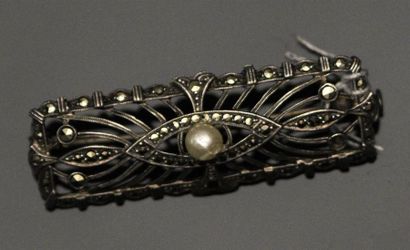 null Petite broche en argent ornée de petites hématites (Manques) et centrée d'une...