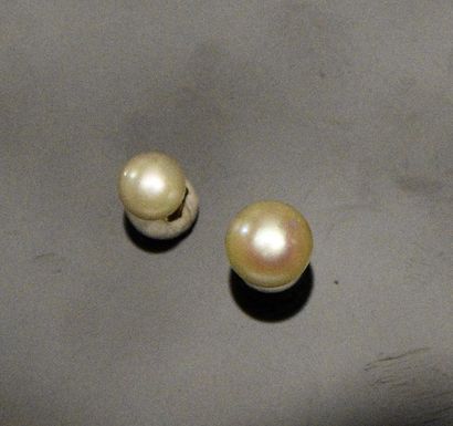 null Deux clous d'oreilles en or jaune 18k (750°/°°) ornés de perles (taille différente)...