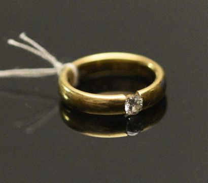 null Anneau en or jaune 18K (750°/°°) lisse centré d'un diamant taille brillant calibrant...