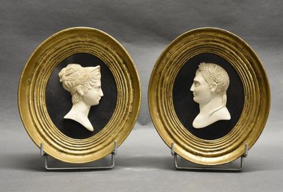 null Napoléon et Joséphine Deux portraits de profil en marbre sculptés sur un médaillon...