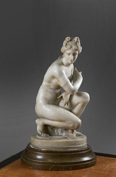  D'après Antoine COYSEVOX (1640-1720) Vénus assise aux coquillages Statuette en marbre... Gazette Drouot