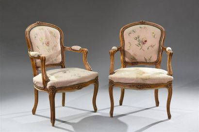 null Paire de fauteuils en bois naturel à dossier cabriolet
De style Louis XV, XIXe...