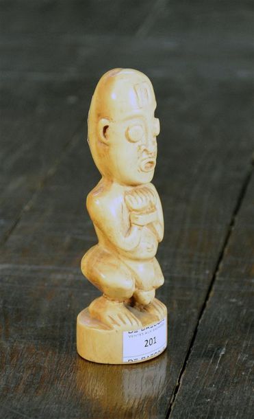 null Statuette anthropomorphe en ivoire sculpté, debout les mains liées sur un socle...