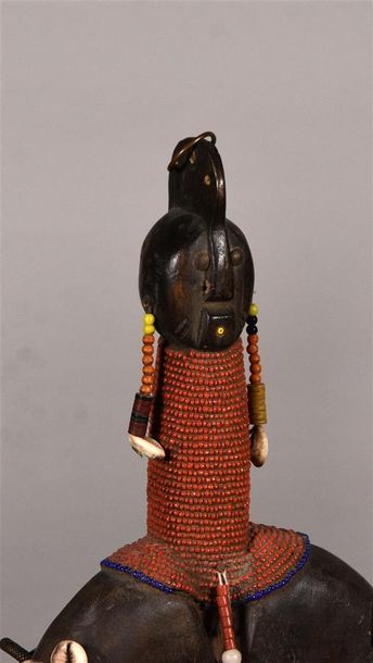 null Statues Yorouba, Nigéria Couple d'ancêtres fétiches habillés de perles et coquillages...