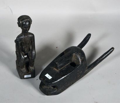 null Bambara, Mali Lot comprenant : - une statue d'homme assis en bois noirci, les...