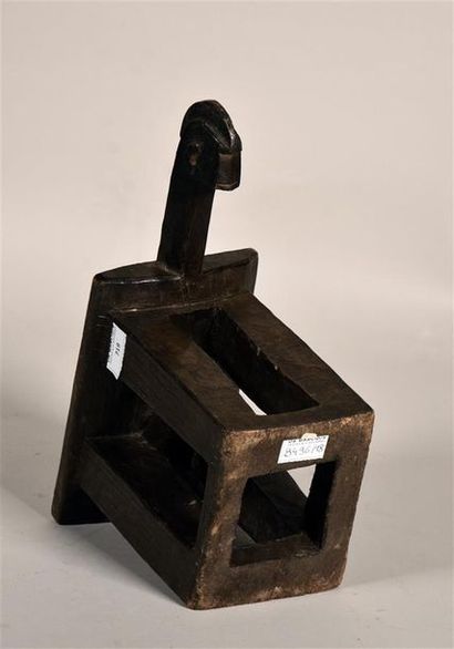 null Dogon, Mali Siège antropomorphe en bois sculpté à patine noire, l'assise gravée...
