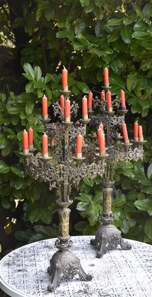 null Paire de candélabres d'église en bronze argenté à treize lumières, ornés de...
