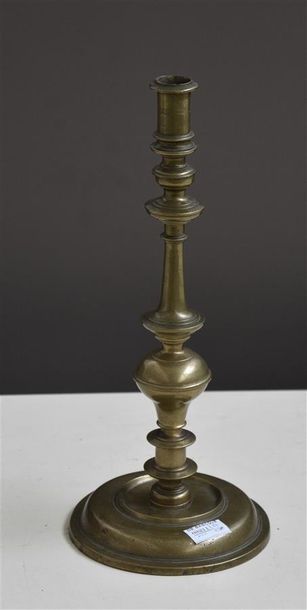 null Grand chandelier en bronze, le fût balustre, base circulaire
De style XVIIe,...