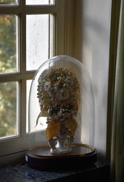 null Bouquet de mariée sous globe, présenté dans un vase en porcelaine de Paris à...