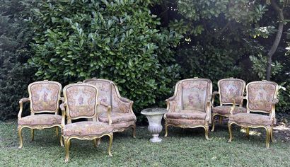 null Quatre fauteuils à dossier cabriolet en bois doré, mouluré et sculpté de fleurettes,...