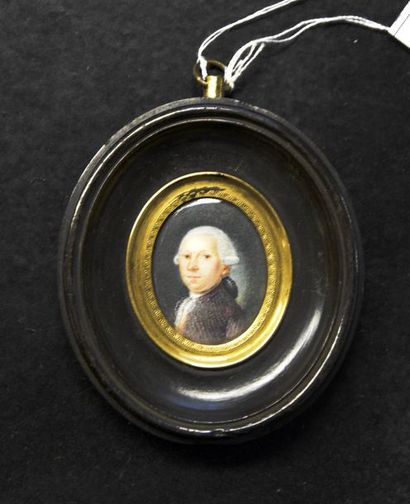 null Miniature ovale sur ivoire
Portrait d'homme
XVIIIe siècle
H. 3,5 cm

