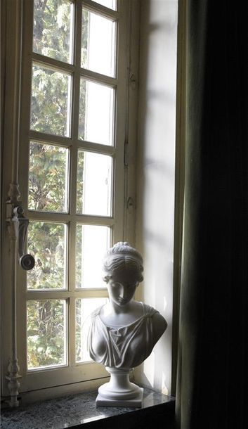 null D'après l'Antique Buste de femme sur piédouche Marbre H. 52 cm 