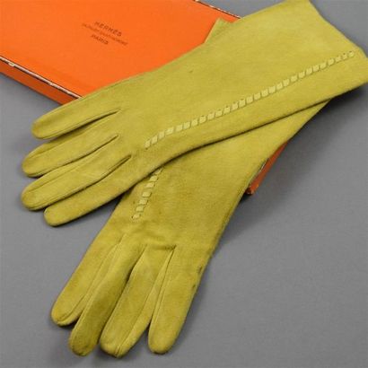 null HERMES Paris, circa 1965. Paire de gants de forme légérement évasées en peau...