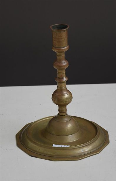 null Bougeoir en bronze, le fût balustre 
Moyen Orient, XIXe siècle
H. 26 cm
