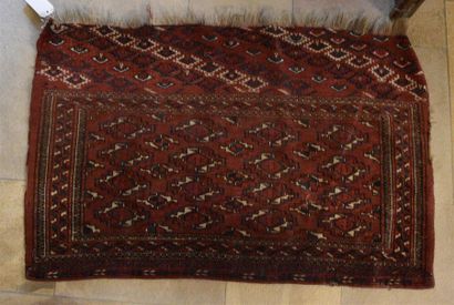 null Boukara Ancien Deux tapis de selle à décor de gühls à fond rouge L. 107 cm l.74...