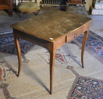 null Table en chêne de style Louis XV ouvrant à un tiroir en ceinture H. 71 cm L....