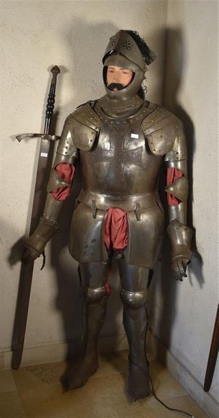 null Armure en pied, dans le style du XVIe siècle comprenant: un armet, plastron,...