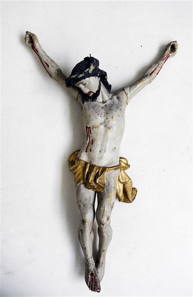 null Christ en bois sculpté polychrome
XIXe siècle
H. 43 cm L. 26,5 cm 
Eclats à...