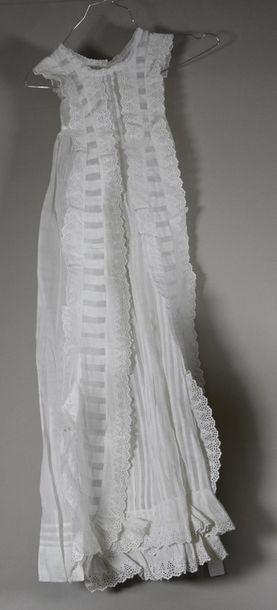 null Robe de baptême, dernier tiers du XIXe siècle, en linon crème travaillé en plis...