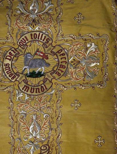 null Chasuble et étole, vers 1900, drap d'or, orfrois néo-gothique à la fleur de...