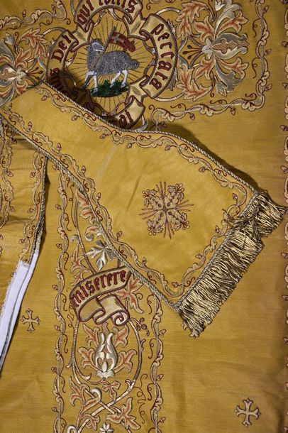 null Chasuble et étole, vers 1900, drap d'or, orfrois néo-gothique à la fleur de...