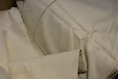 null Ensemble de huit draps en lin brodés, vers 1930, en toile de lin non blanchie,...
