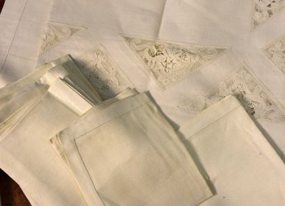 null Service de table nappe et douze serviettes, vers 1930, toile de lin crème à...
