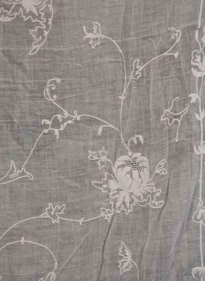 null Paire de rideaux en mousseline brodée, époque second tiers du XIXe siècle, mousseline...