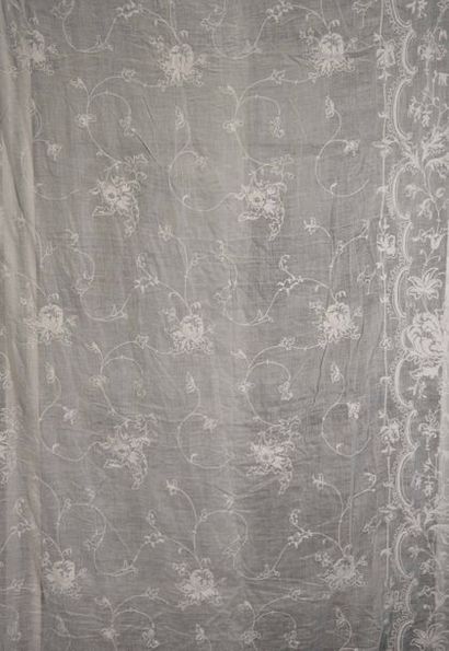 null Paire de rideaux en mousseline brodée, époque second tiers du XIXe siècle, mousseline...