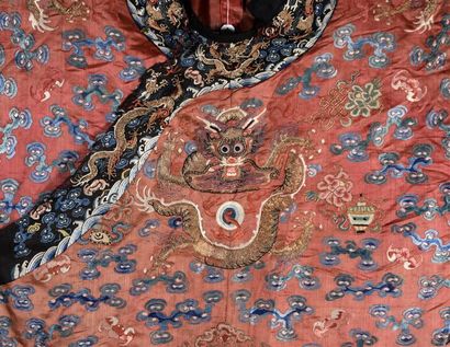 null Robe dragon, Chine, fin du XIXe siècle, satin rouge brodé soie polychrome au...