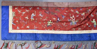 null Bandeau de lit brodé, Chine, seconde moitié du XIXe siècle, cartouche central...