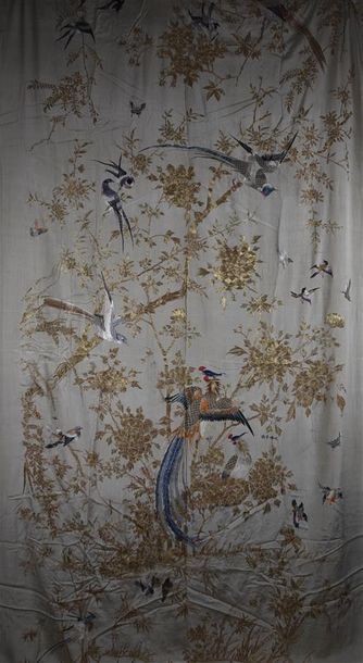 null Deux tentures brodées formant paire de rideaux, Chine, vers 1900, crêpe de soie...