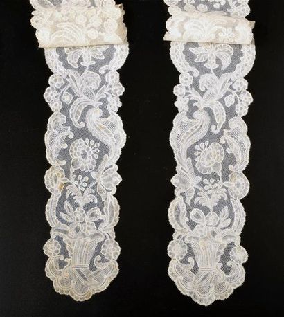 null Paire de barbes en dentelle aux fuseaux, vers 1750-60. Beau décor de panniers...