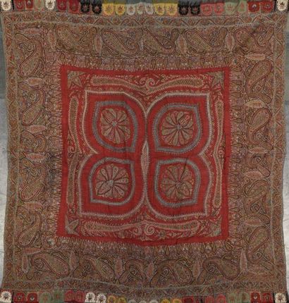 null Châle cachemire carré brodé, Inde, vers 1850-1880, sergé cachemire rouge, broderie...