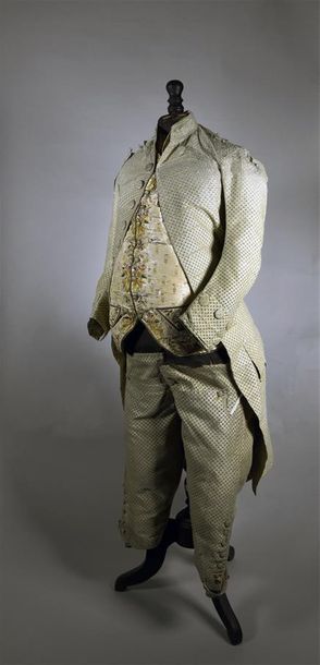 null Habit, culotte et gilet, vers 1770, habit à basques complet de ses boutons couverts...