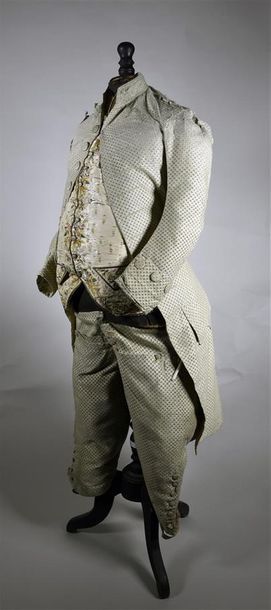 null Habit, culotte et gilet, vers 1770, habit à basques complet de ses boutons couverts...
