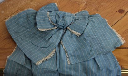null Robe d'après-midi, vers 1865-1870 probablement modifiée, taffetas rayé bleu...