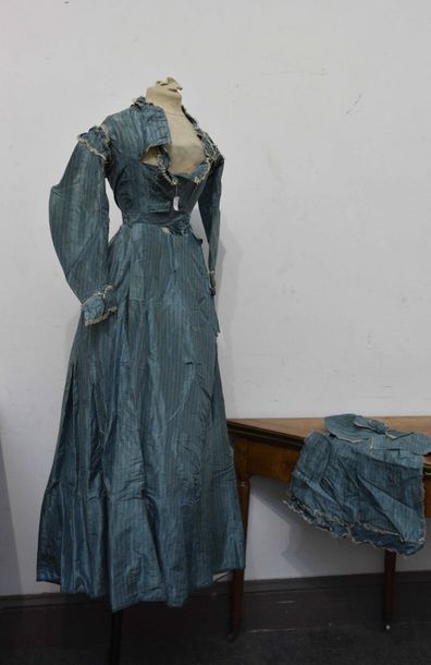 null Robe d'après-midi, vers 1865-1870 probablement modifiée, taffetas rayé bleu...