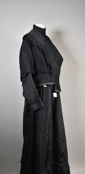 null Robe vers 1890, robe en faille de soie noire en partie voilée de dentelle mécanique...