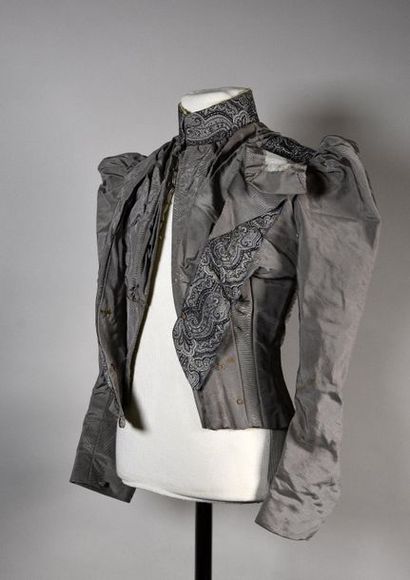 null Veste de dame, vers 1900, veste cintréeen drap de laine noir soutaché de galons...