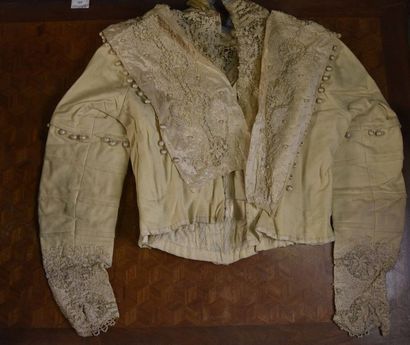 null Partie d'une élégante garde-robe bourgeoise, vers 1900-1905, principalement...