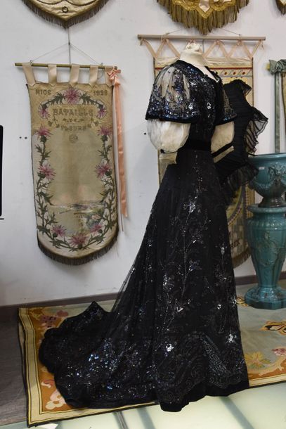 null Robe du soir griffée Hugonnier Joly à Lyon, vers 1900, satin noir couvert de...