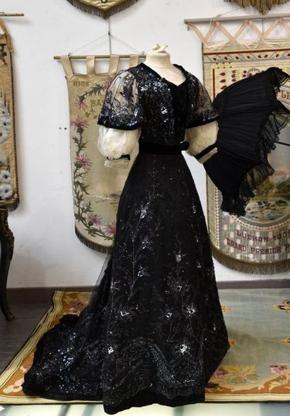 null Robe du soir griffée Hugonnier Joly à Lyon, vers 1900, satin noir couvert de...